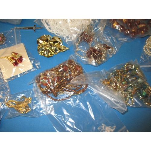 169 - A parcel of costume jewellery, to include rings, all in used condition