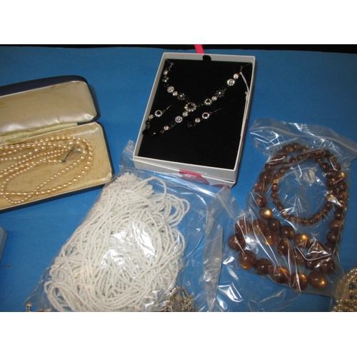 169 - A parcel of costume jewellery, to include rings, all in used condition