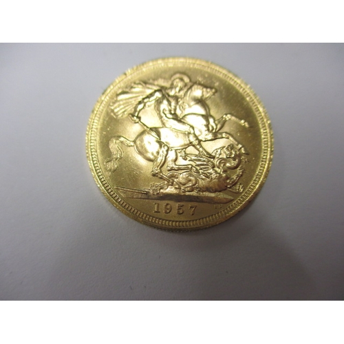 129 - A 1957 full gold sovereign in presentation box with certificate