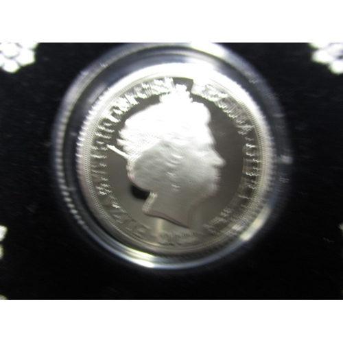 134 - A set of 6 platinum commemorative coins dated 2022, showing the various portraits of Queen Elizabeth... 