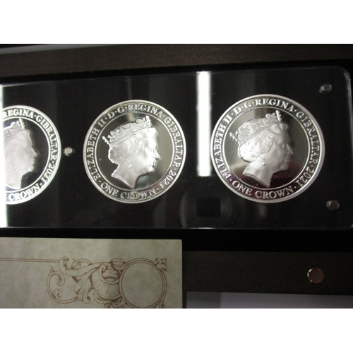 135 - A set of five .999 silver commemorative crowns, in presentation box with certificate