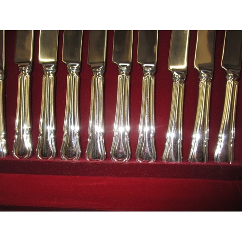 263 - A Viners 44 piece cutlery set, in original wood case, all in near unused condition