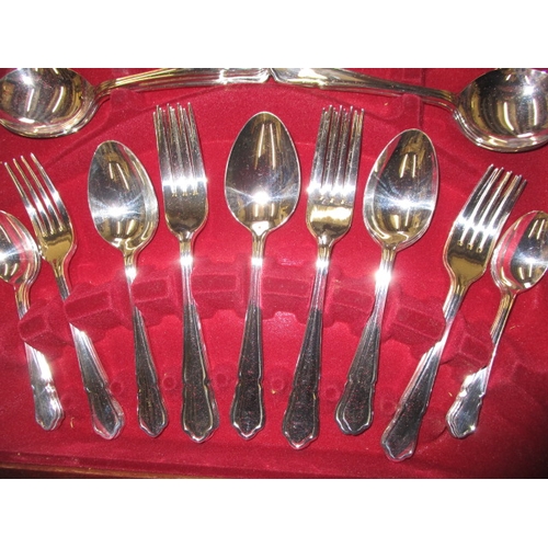 263 - A Viners 44 piece cutlery set, in original wood case, all in near unused condition