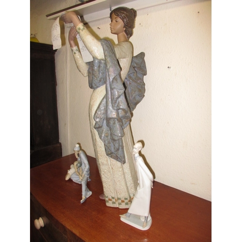 270 - A very large Lladro figurine, probably a one off shop window display piece, approx. height 90cm, hav... 