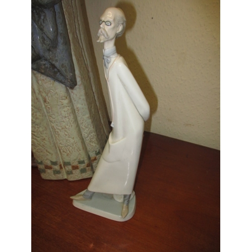 270 - A very large Lladro figurine, probably a one off shop window display piece, approx. height 90cm, hav... 