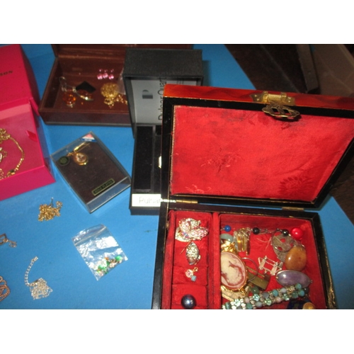 171 - A quantity of vintage costume jewellery and watches, to include some gold and silver items, some dam... 