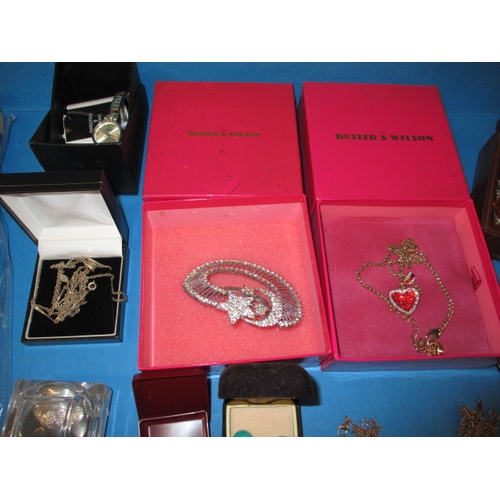 171 - A quantity of vintage costume jewellery and watches, to include some gold and silver items, some dam... 