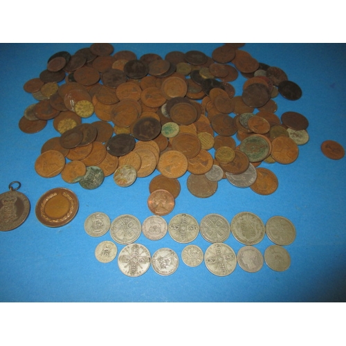 139 - A parcel of vintage coins, to include approx. 112g of silver and part silver examples, and two bronz... 