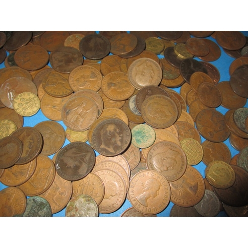 139 - A parcel of vintage coins, to include approx. 112g of silver and part silver examples, and two bronz... 