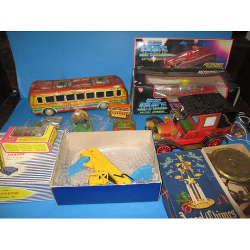 251 - A parcel of vintage toys to include tin-plate and diecast, all in well used condition