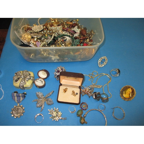 157 - A parcel of costume jewellery, to include some silver items, all in used condition