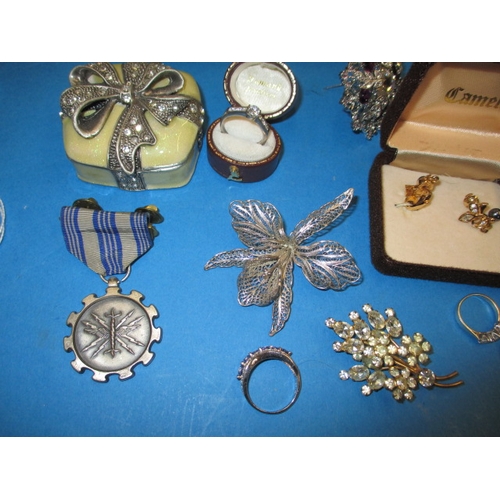 157 - A parcel of costume jewellery, to include some silver items, all in used condition