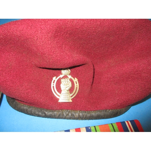 93 - A 1944 British Airborne RAC maroon beret, medals, photos and insignia, all in good pre-owned conditi... 