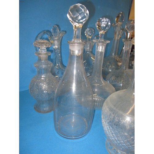 137 - 15 Glass drinks decanters, various sizes and styles to include one matching pair, all in useable pre... 