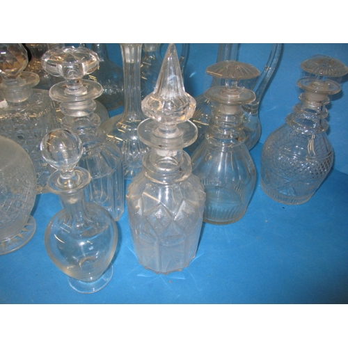 137 - 15 Glass drinks decanters, various sizes and styles to include one matching pair, all in useable pre... 