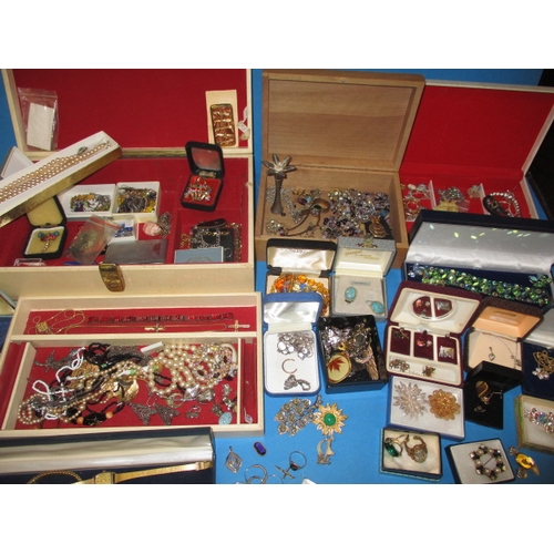 71 - A parcel of vintage costume jewellery to include some gold and silver items, all in used condition