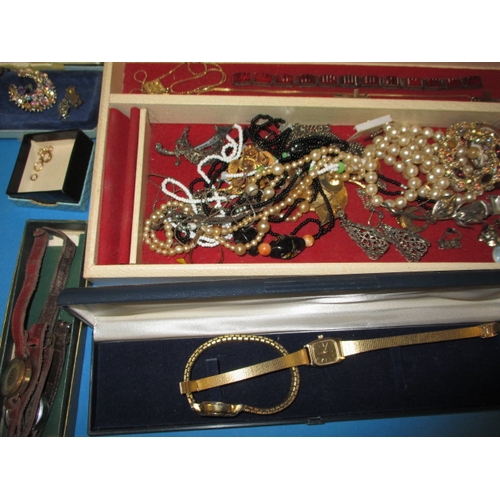 71 - A parcel of vintage costume jewellery to include some gold and silver items, all in used condition