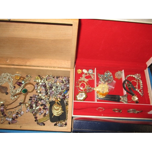 71 - A parcel of vintage costume jewellery to include some gold and silver items, all in used condition