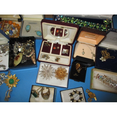 71 - A parcel of vintage costume jewellery to include some gold and silver items, all in used condition