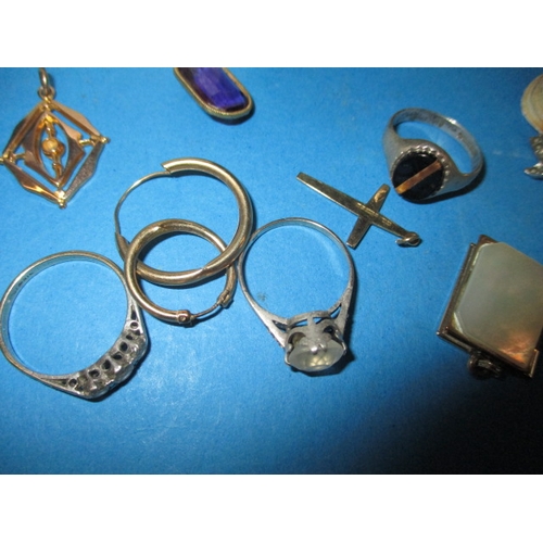 71 - A parcel of vintage costume jewellery to include some gold and silver items, all in used condition