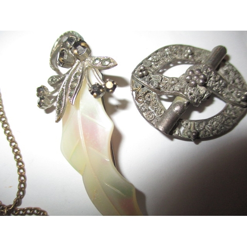 26 - A parcel of vintage brooches and a necklace, some white metal and silver, all in used condition