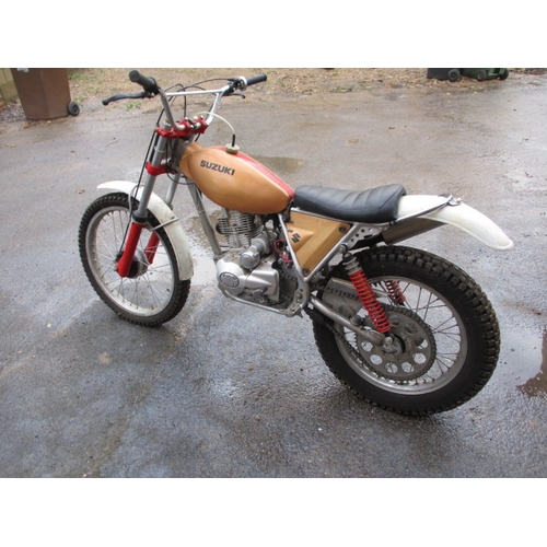 235 - A vintage Suzuki competition bike, no V5. Sold as a restoration project, last run 4 years ago