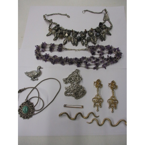 72 - A parcel of vintage costume jewellery, to include some silver items and two pairs of Asian earrings,... 