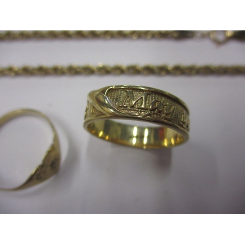 16 - A parcel of 9ct gold jewellery items, to include 2 necklace chains, 2 rings and a tie clip, approx. ... 