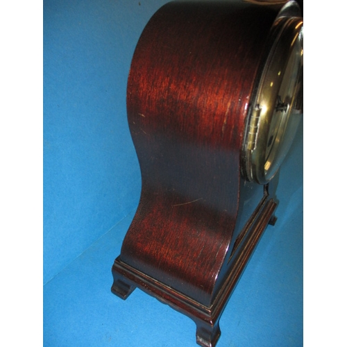 89 - An antique mantle clock with mahogany case, approx. height 18cm, with key and pendulum