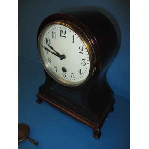 89 - An antique mantle clock with mahogany case, approx. height 18cm, with key and pendulum