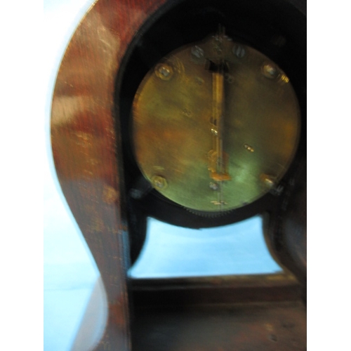 89 - An antique mantle clock with mahogany case, approx. height 18cm, with key and pendulum