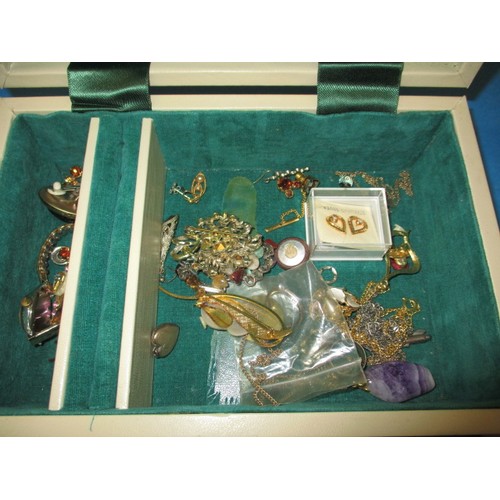 229 - A very large quantity of vintage costume jewellery, to include some gold and silver items, all in us... 