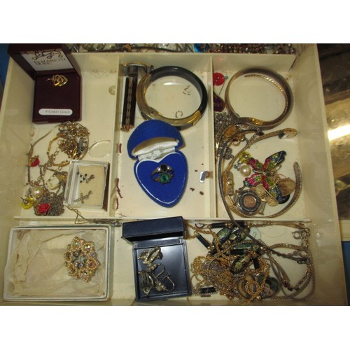 229 - A very large quantity of vintage costume jewellery, to include some gold and silver items, all in us... 