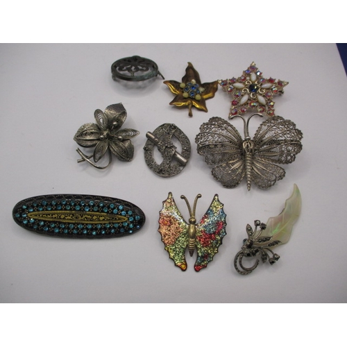 227 - A parcel of vintage costume jewellery brooches, some on silver, all in used condition