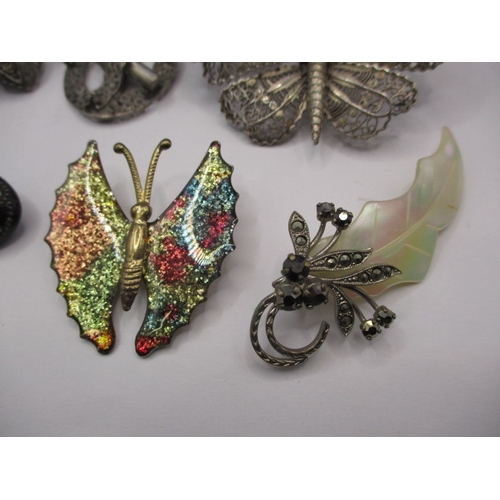 227 - A parcel of vintage costume jewellery brooches, some on silver, all in used condition