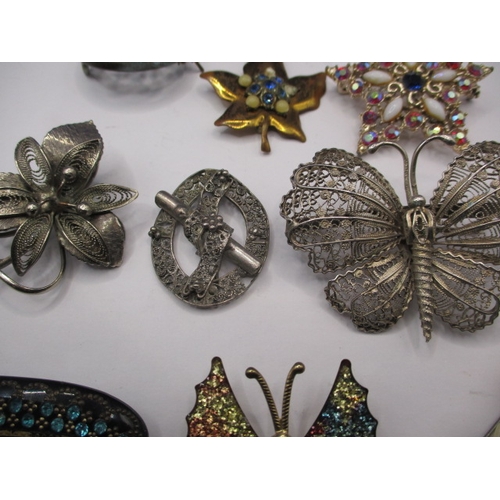 227 - A parcel of vintage costume jewellery brooches, some on silver, all in used condition