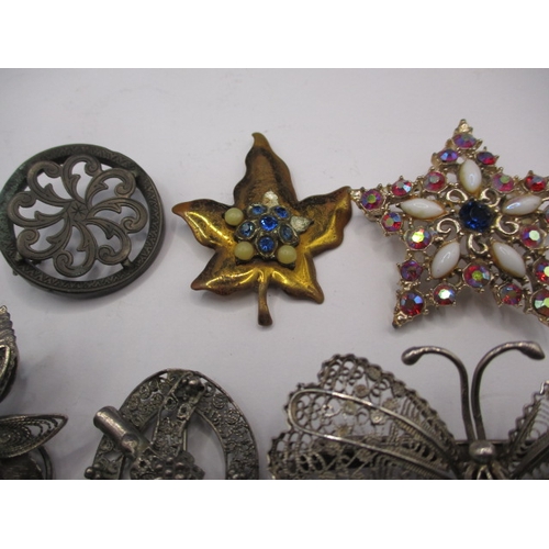 227 - A parcel of vintage costume jewellery brooches, some on silver, all in used condition