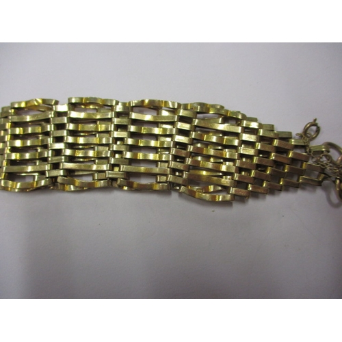 62 - A 9ct yellow gold gate bracelet, approx. weight 19g, in good useable pre-owned condition with workin... 