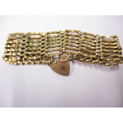 62 - A 9ct yellow gold gate bracelet, approx. weight 19g, in good useable pre-owned condition with workin... 