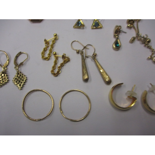 65 - A parcel of gold and yellow metal jewellery items, to include numerous pairs of earrings, all in use... 