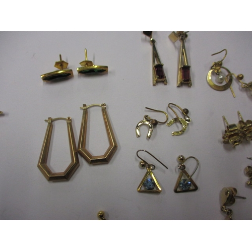 65 - A parcel of gold and yellow metal jewellery items, to include numerous pairs of earrings, all in use... 