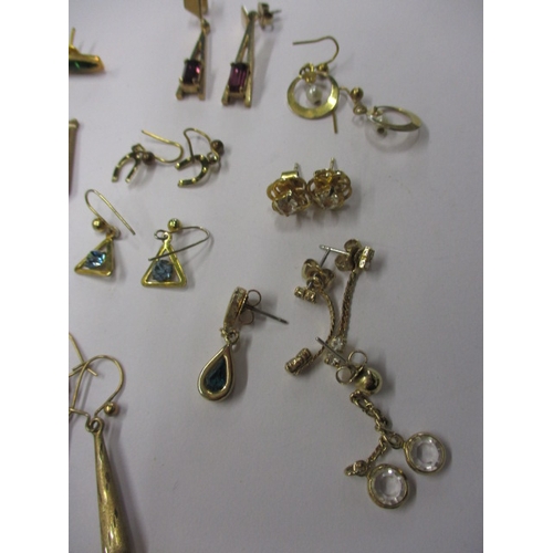 65 - A parcel of gold and yellow metal jewellery items, to include numerous pairs of earrings, all in use... 