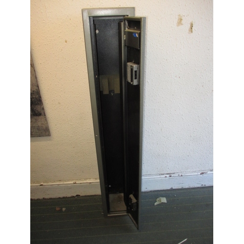 343 - A steel 3 gun cabinet, with 2 sets of keys, general use related marks