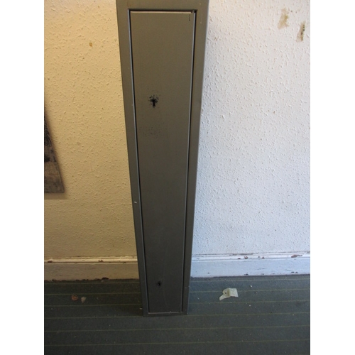 343 - A steel 3 gun cabinet, with 2 sets of keys, general use related marks