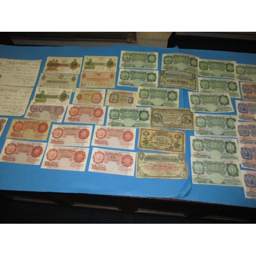 224 - A very large quantity of vintage bank notes, to include white £5 notes, most in very good condition