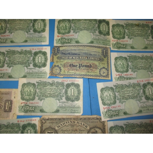 224 - A very large quantity of vintage bank notes, to include white £5 notes, most in very good condition