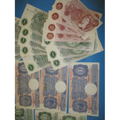 224 - A very large quantity of vintage bank notes, to include white £5 notes, most in very good condition