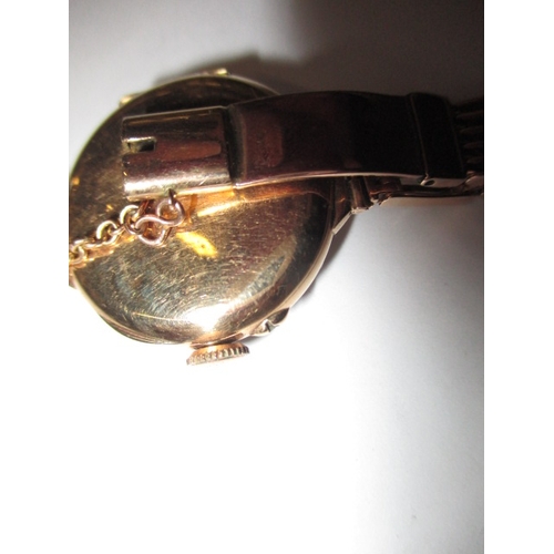 105 - A vintage watch with 15ct gold strap, runs when wound, approx. gross weight 32g