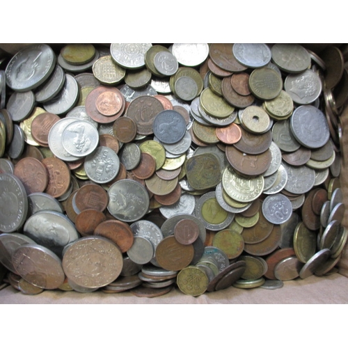 221 - A large quantity of world coins to include Victorian and later examples and approx. 10kg brass 3d pi... 