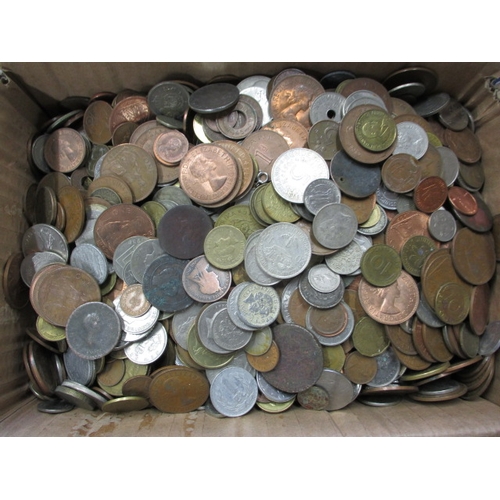 221 - A large quantity of world coins to include Victorian and later examples and approx. 10kg brass 3d pi... 